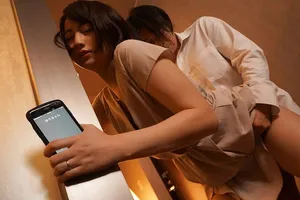 Người vợ đi họp lớp rồi xoạc với nyc mặc cho gã chồng ở nhà chờ